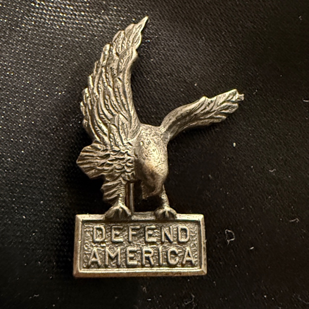 WW2 ERA DEFEND AMERICA EAGLE PIN 7/8" Silver tone